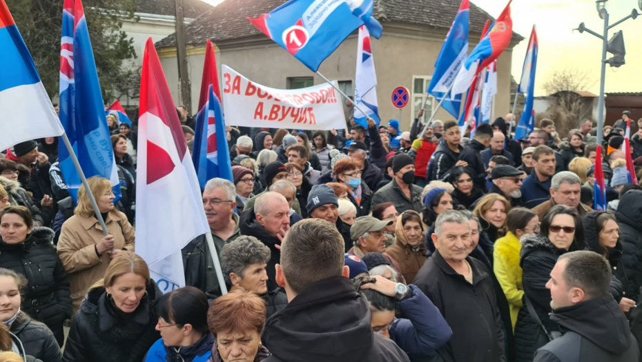 VUČIĆA U VLADIMIRCIMA DOČEKALO 2.000 LJUDI Kolone građana na ulicama, pesma, zastave: Uložićemo dva miliona evra! (FOTO/VIDEO)