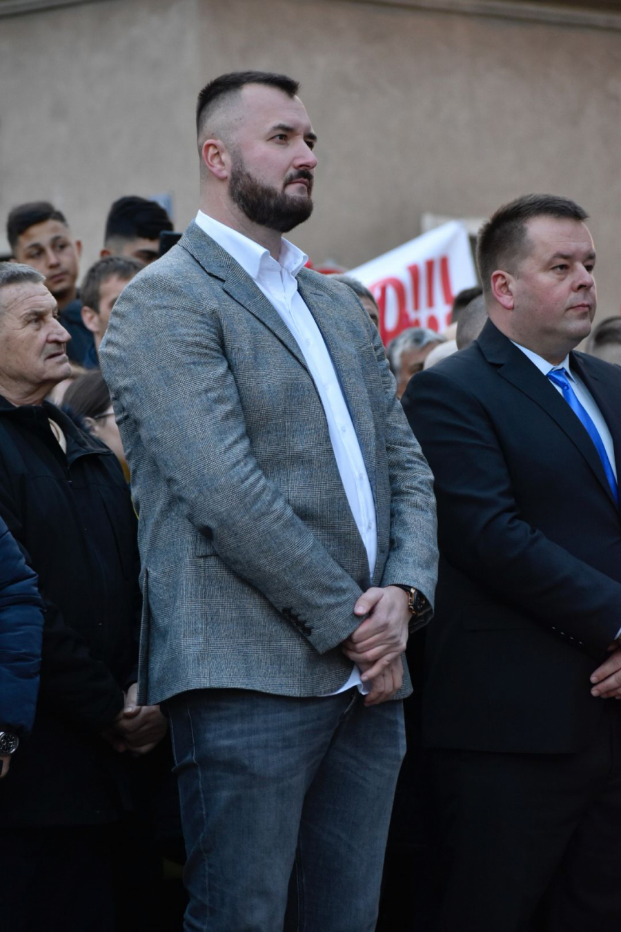 VUČIĆA U VLADIMIRCIMA DOČEKALO 2.000 LJUDI Kolone građana na ulicama, pesma, zastave: Uložićemo dva miliona evra! (FOTO/VIDEO)