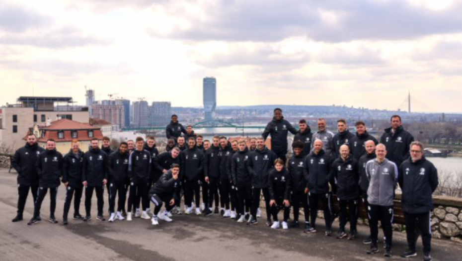 FUDBALERI FEJENORDA UŽIVAJU U SRPSKOJ PRESTONICI Šetnja po "Knezu" i Kalemegdanu uz partiju šaha sa penzionerima! (FOTO)