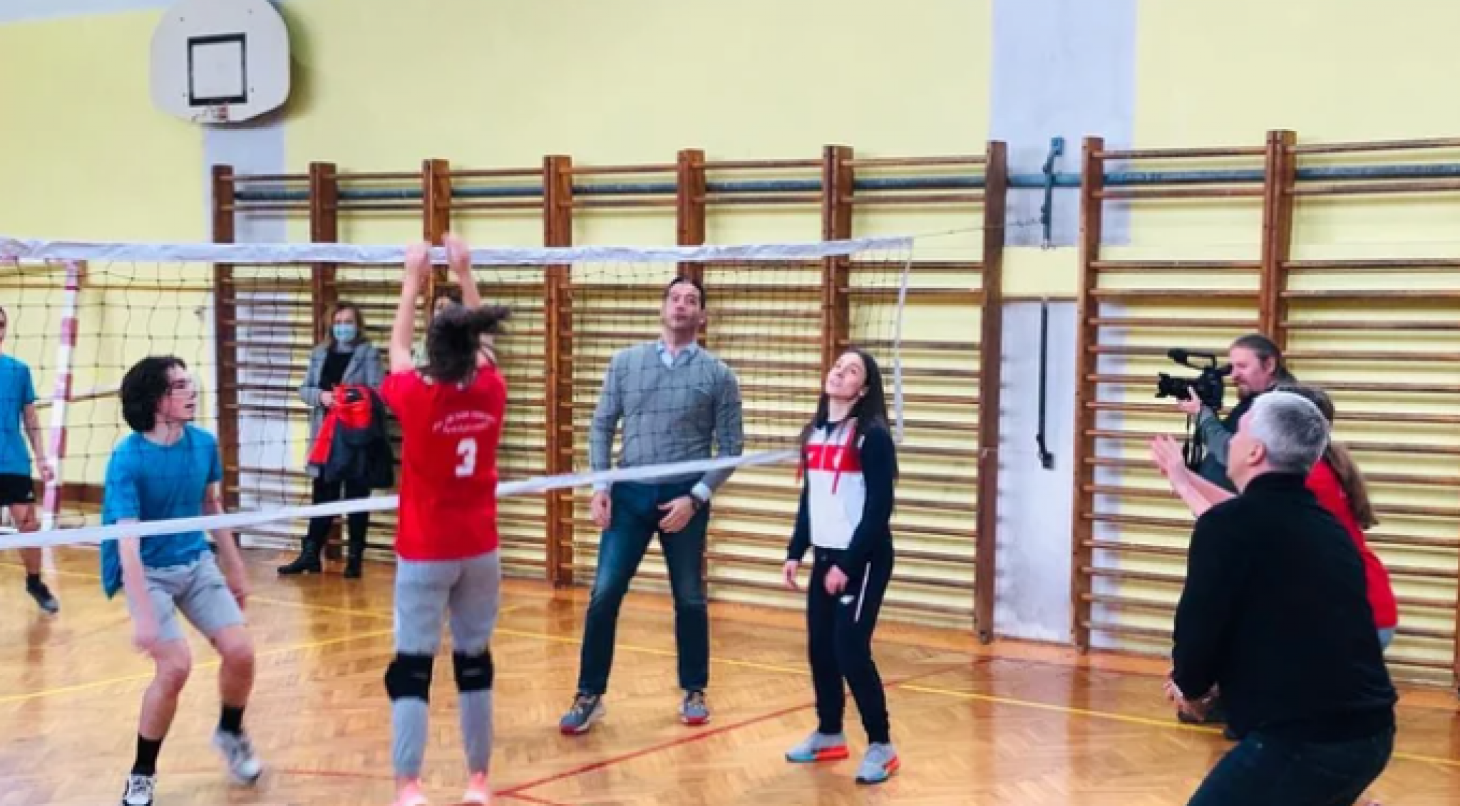MALIŠANI U ŠKOLAMA DOBILI NOVE KOMPLETE SPORTSKE OPREME I REKVIZITA! Ministar Udovičić se prisetio uspešne sportske karijere, posetio Batočinu, Kragujevac i Aranđelovac