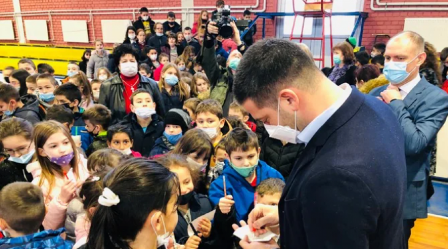 MALIŠANI U ŠKOLAMA DOBILI NOVE KOMPLETE SPORTSKE OPREME I REKVIZITA! Ministar Udovičić se prisetio uspešne sportske karijere, posetio Batočinu, Kragujevac i Aranđelovac