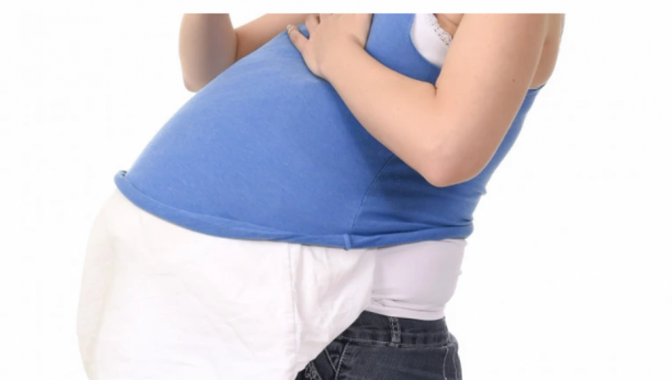 STOMAK JOJ SE ODVAJAO OD TELA Lažirala trudnoću zbog plaćenog porodiljskog, a sada će zbog toga SKUPO platiti, a evo i kako