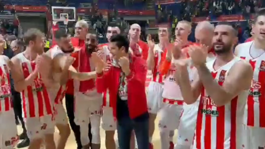ŠOU U "PIONIRU"! Novak slavio sa igračima Zvezde, Kalinić se šalio! (VIDEO)