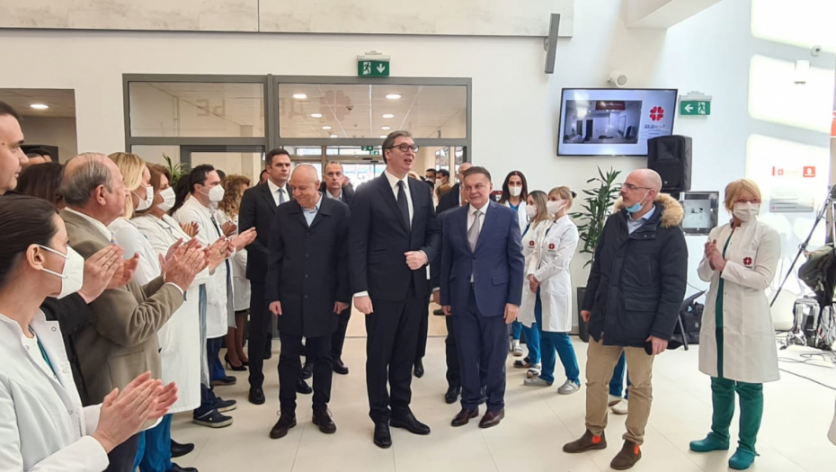 DIRLJIVA PORUKA LEKARA VUČIĆU: Ovo je ostvarenje svih naših snova, predsedniče!