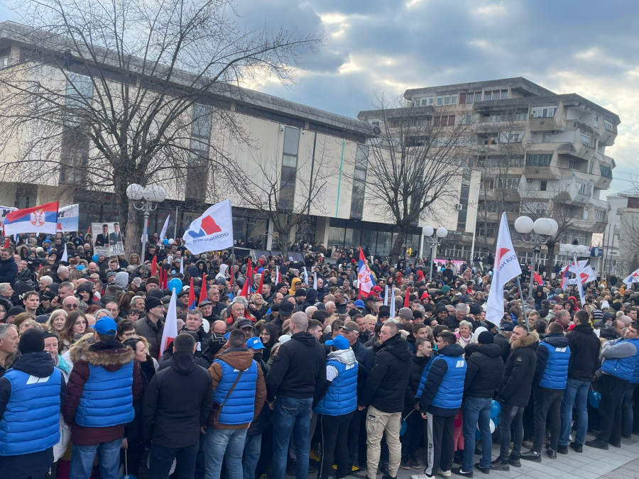 VUČIĆ POSETIO LAZAREVAC Hiljade okupljenih po hladnom vremenu nije odustalo, pogledajte kakvu podršku su dali predsedniku (FOTO/VIDEO)