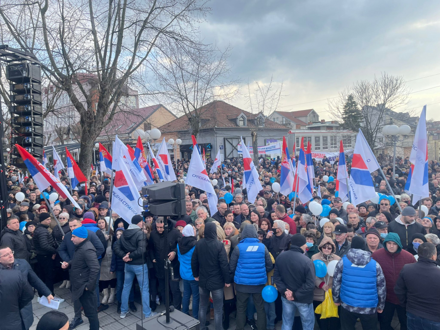 VUČIĆ POSETIO LAZAREVAC Hiljade okupljenih po hladnom vremenu nije odustalo, pogledajte kakvu podršku su dali predsedniku (FOTO/VIDEO)