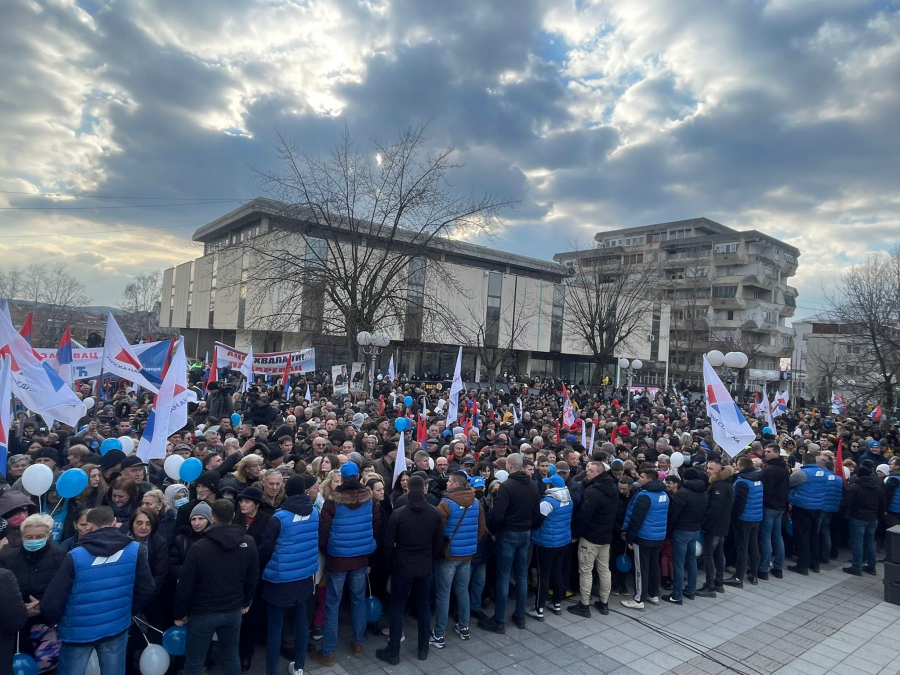 VUČIĆ POSETIO LAZAREVAC Hiljade okupljenih po hladnom vremenu nije odustalo, pogledajte kakvu podršku su dali predsedniku (FOTO/VIDEO)