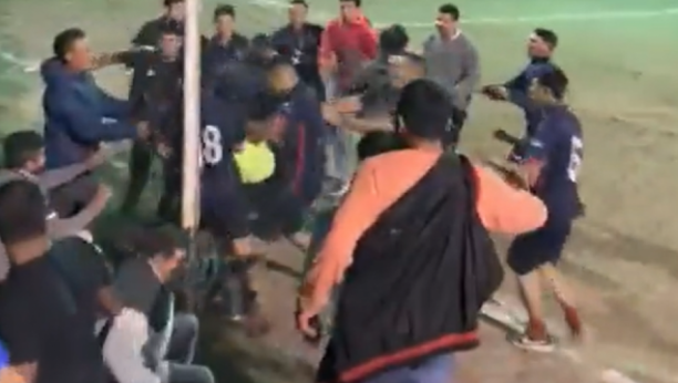 JEZIVE SCENE Fudbaleri brutalno pretukli sudiju, hitno prebačen u bolnicu! (VIDEO)