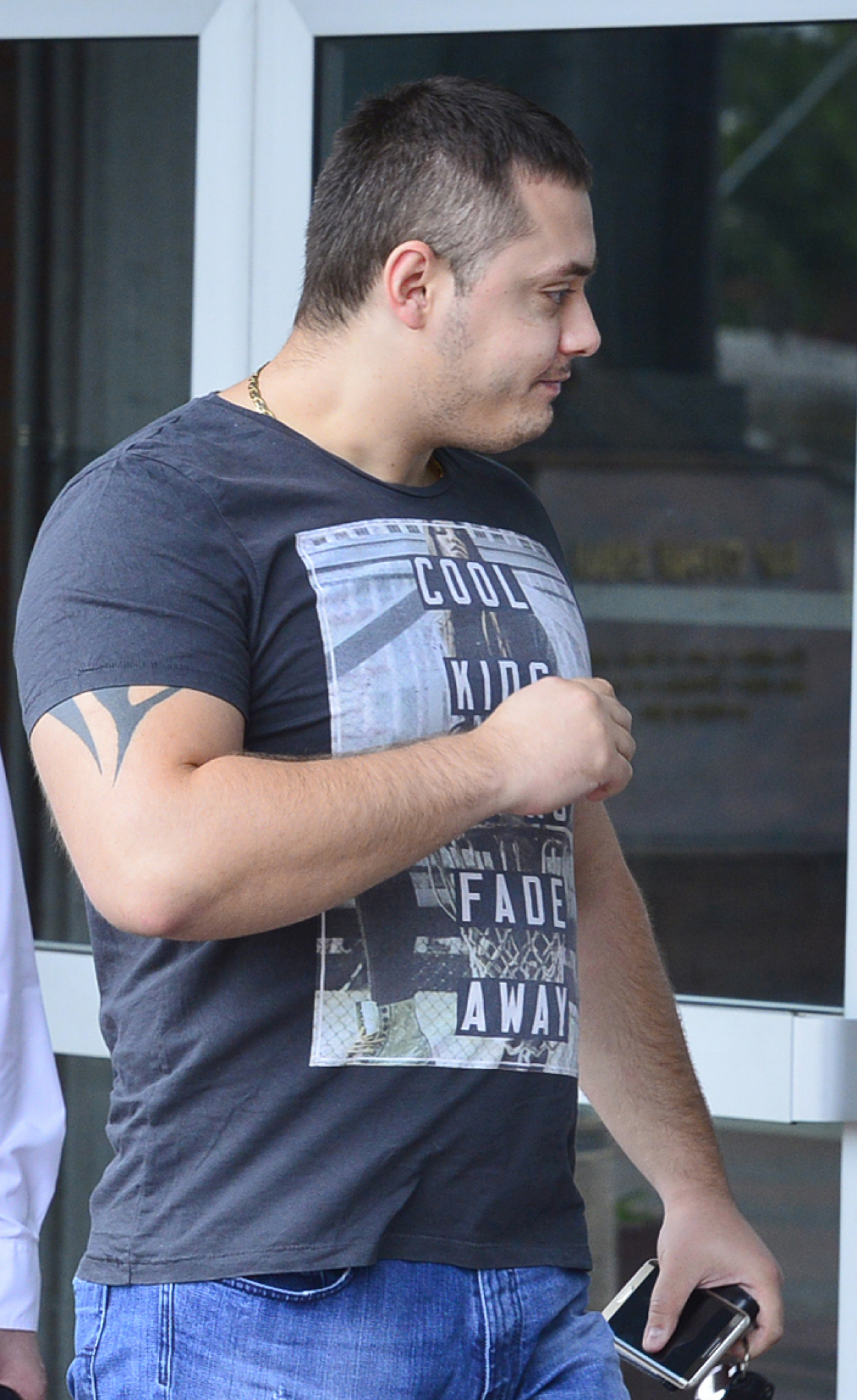 OTAC UBIJAO ZA BOJOVIĆEV KLAN SIN NAORUŽAVAO BELIVUKA Dušan Lovrenović (28), vođa kriminalne grupe iz Gradiške, predao se zagrebačkoj policiji