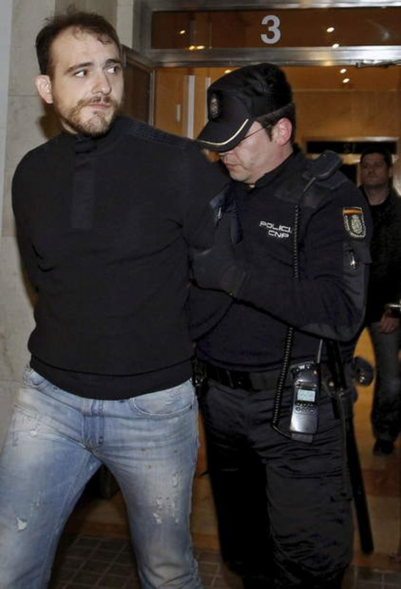 OTAC UBIJAO ZA BOJOVIĆEV KLAN SIN NAORUŽAVAO BELIVUKA Dušan Lovrenović (28), vođa kriminalne grupe iz Gradiške, predao se zagrebačkoj policiji
