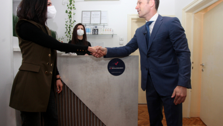 E-FISKALIZACIJA NA DELU Ministar finansija Siniša Mali na licu mesta se uverio kako funkcionišu novi sistem i fiskalne kase