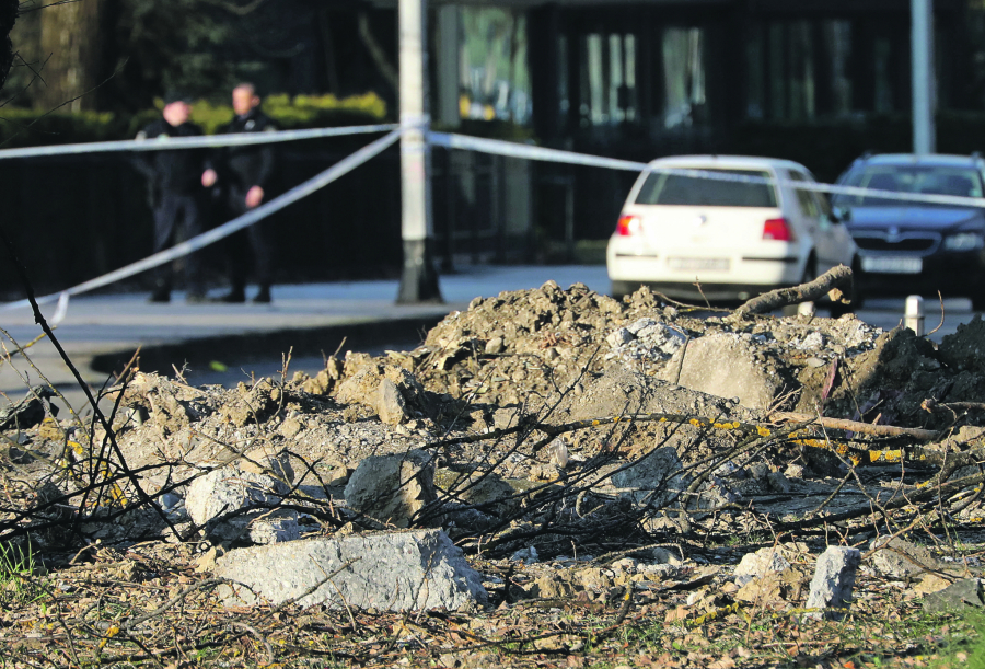 EVAKUISAN PAVILJON STUDENTSKOG DOMA U ZAGREBU Bageri iskopavaju delove pale letelice (FOTO)