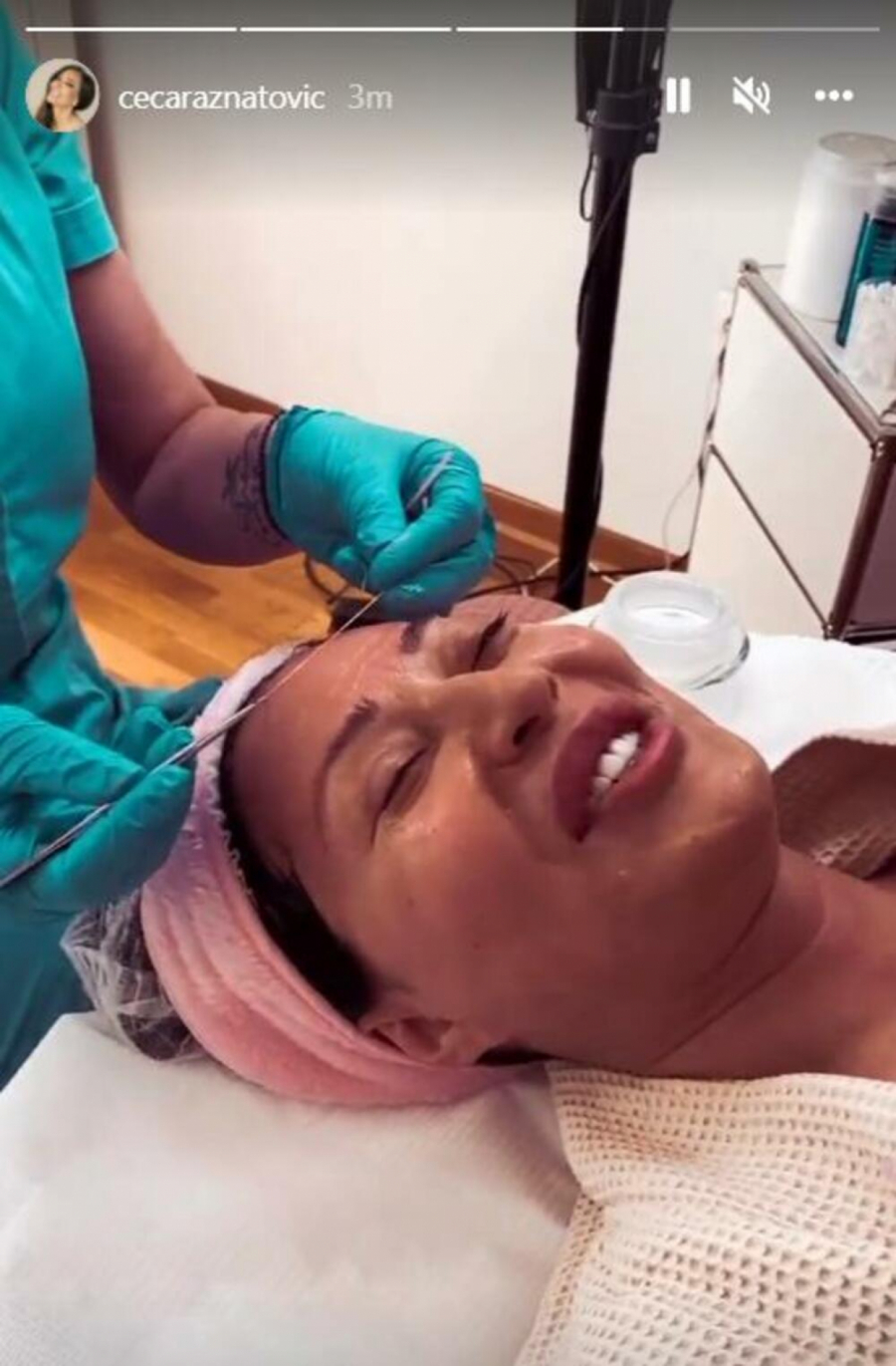 OVO JE TAJNA U NJENOM MLADALAČKOM IZGLEDU! Ceca pokazala lice bez trunke šminke, pevačica podelila sa milionima trik! (FOTO)