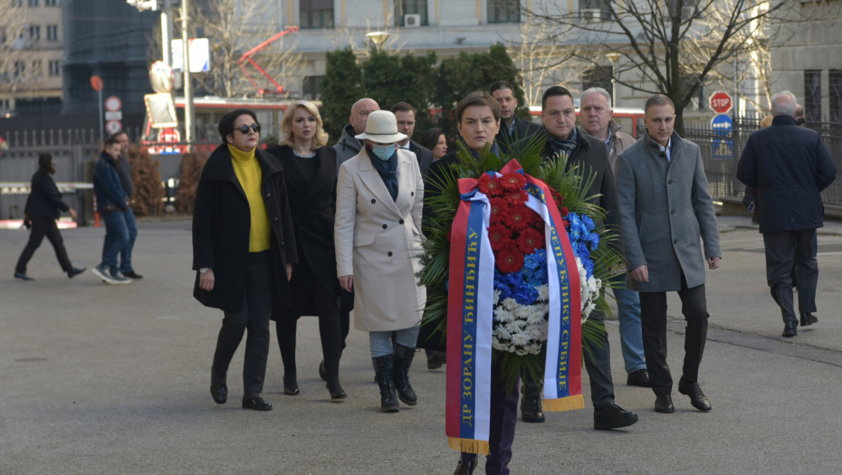 Premijerka Brnabić i ministri položili venac na spomen ploču Đinđiću (FOTO)