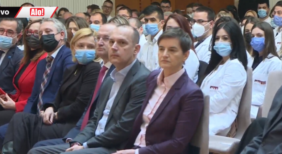 PREDSEDNICA VLADE MLADIM LEKARIMA Hvala vam što ste izabrali ovaj poziv, budite sigurni da će plate nastaviti da rastu (VIDEO)