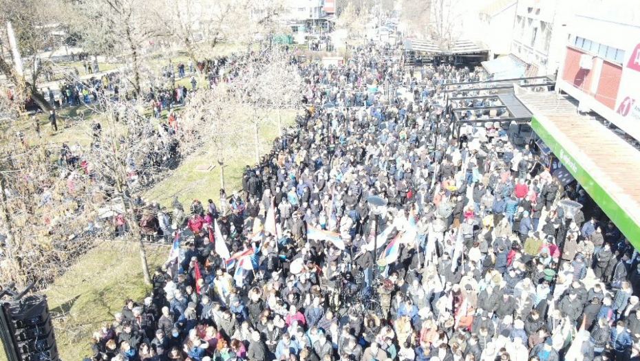 "POBEDA! POBEDA!" Vučić posetio Obrenovac, više od 3.000 ljudi dočekalo predsednika ovacijama (FOTO/VIDEO)