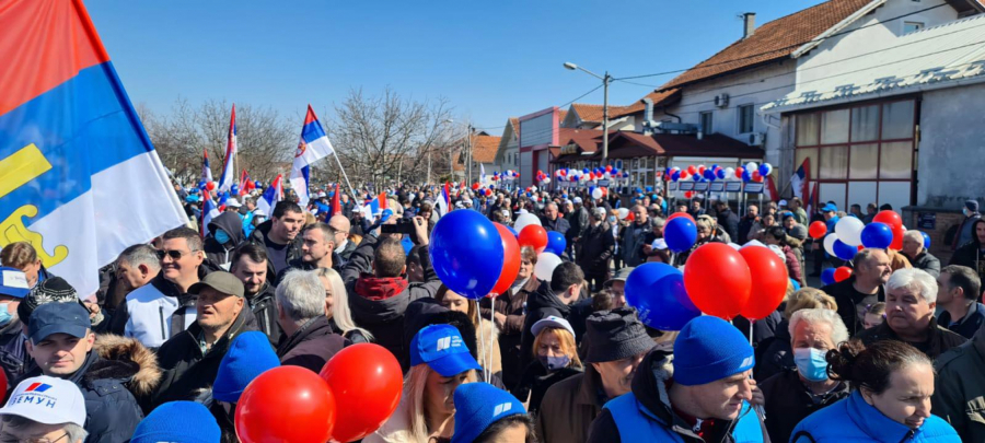 BAKLJADA U BOJAMA SRPSKE ZASTAVE Vučić posetio Busije, pogledajte spektakularan doček predsednika (FOTO/VIDEO)