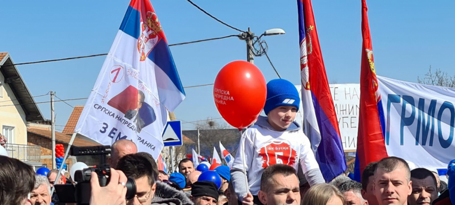 BAKLJADA U BOJAMA SRPSKE ZASTAVE Vučić posetio Busije, pogledajte spektakularan doček predsednika (FOTO/VIDEO)