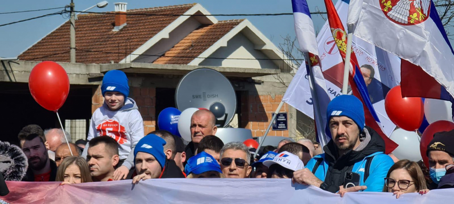 BAKLJADA U BOJAMA SRPSKE ZASTAVE Vučić posetio Busije, pogledajte spektakularan doček predsednika (FOTO/VIDEO)