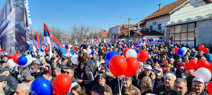 BAKLJADA U BOJAMA SRPSKE ZASTAVE Vučić posetio Busije, pogledajte spektakularan doček predsednika (FOTO/VIDEO)
