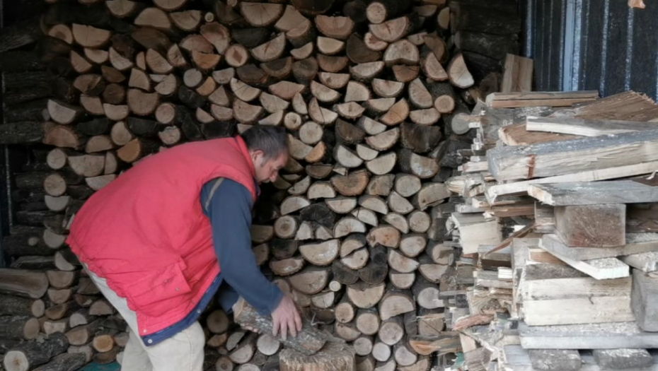 OGROMNA POTRAŽNJA ZA DRVIMA Više kupaca u martu nego u novembru, evo kolika je sada cena (FOTO)