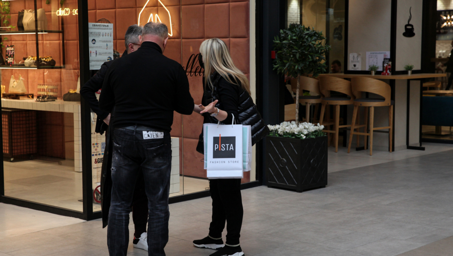 Saša i Suzana u šopingu