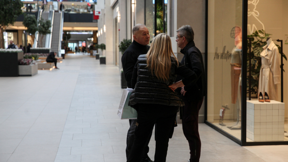 Saša i Suzana u šopingu