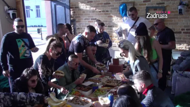 JANJUŠ OD POPULARNE PEVAČICE DOBIO POKLON! Na adresu Bele kuće stigla je čestitka i torta, a evo i od koga je iznenađenje!