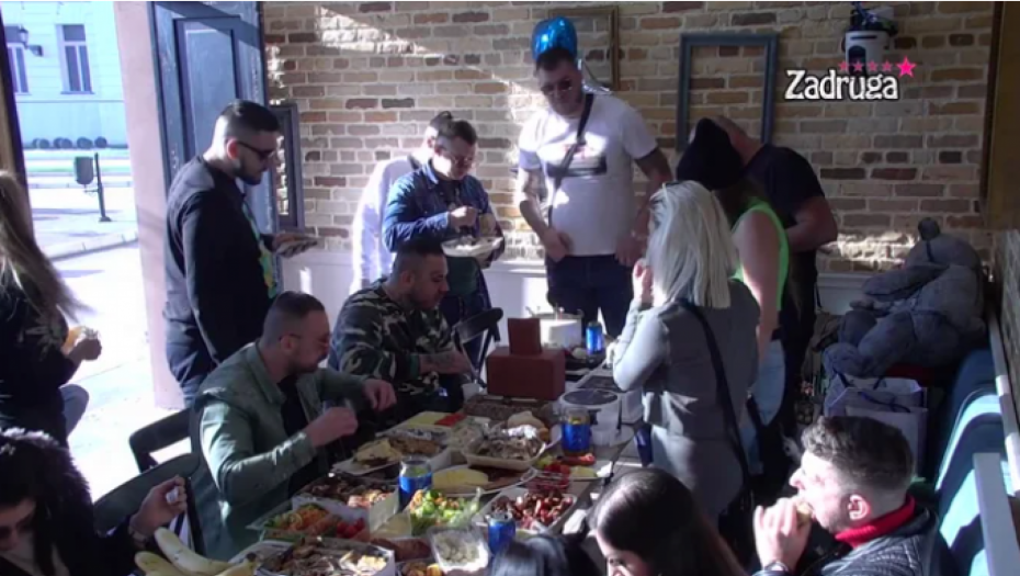 JANJUŠ OD POPULARNE PEVAČICE DOBIO POKLON! Na adresu Bele kuće stigla je čestitka i torta, a evo i od koga je iznenađenje!