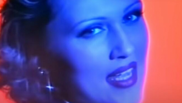 BILA JE KRALJICA DEVEDESETIH I PROSLAVILA SE VELIKIM HITOM: Pevačica ima i dvoje dece, a evo gde je ona sada