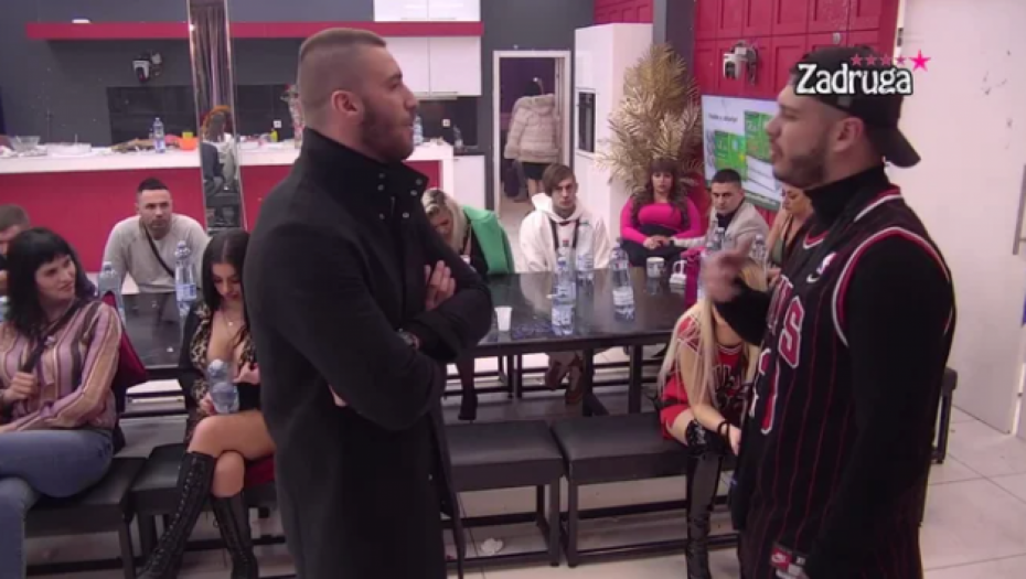 DEJAN STAVLJAN NA STUB DRAMA! Zadrugari osudili Dragojevića zbog ponašanja prema Sandri, on pobesneo zbog istine ii napravio haos!