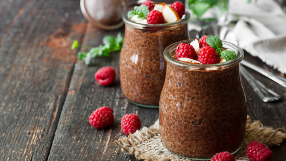 UKUSNA VIKEND POSLASTICA Beli čoko puding sa malinama