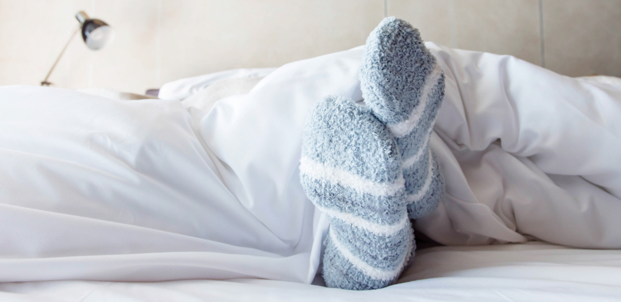 Stručnjaci otkrivaju: Da li je bolje da spavate sa ili bez čarapa?