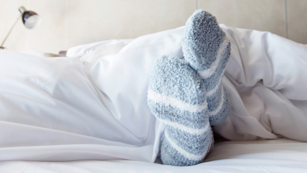 Stručnjaci otkrivaju: Da li je bolje da spavate sa ili bez čarapa?