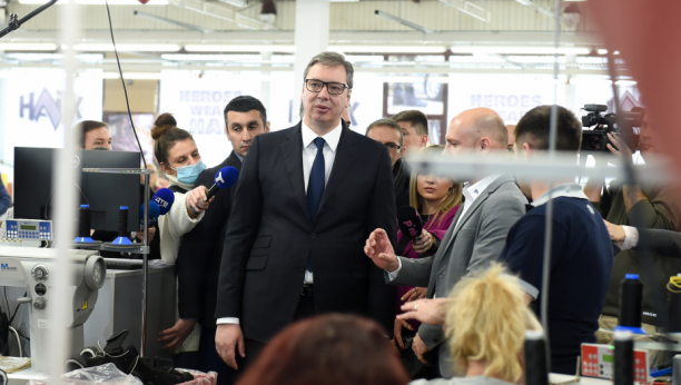 VUČIĆEV NOVI SPOT ODUŠEVIO SRBIJU "Ne investiramo mi u fabrike, mi investiramo u naše ljude" (VIDEO)
