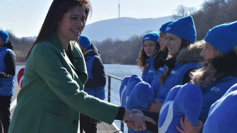 MINISTARKA VUJOVIĆ UZELA LOPATU U RUKE Akcija pošumljavanje jezera kod Resnika za bolji život svih nas (FOTO/VIDEO)