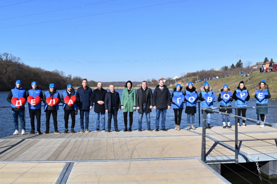 MINISTARKA VUJOVIĆ UZELA LOPATU U RUKE Akcija pošumljavanje jezera kod Resnika za bolji život svih nas (FOTO/VIDEO)