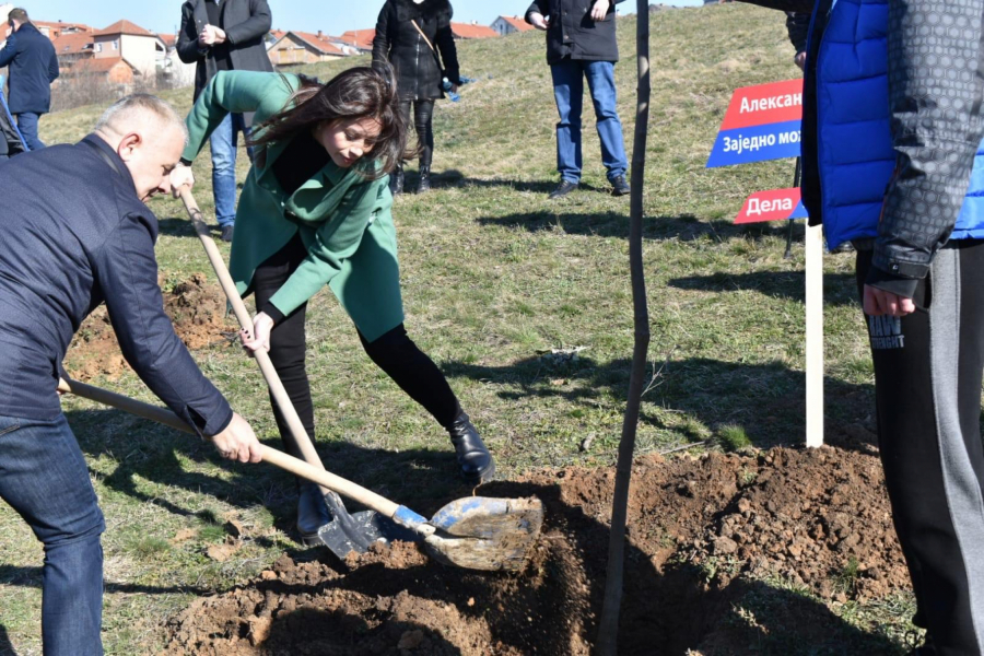 MINISTARKA VUJOVIĆ UZELA LOPATU U RUKE Akcija pošumljavanje jezera kod Resnika za bolji život svih nas (FOTO/VIDEO)