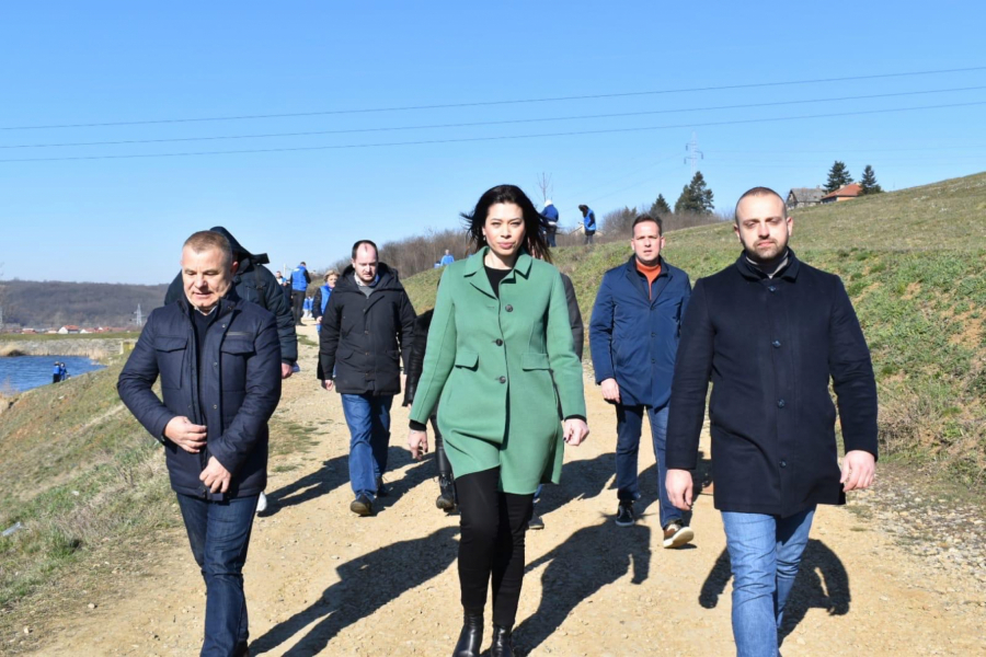 MINISTARKA VUJOVIĆ UZELA LOPATU U RUKE Akcija pošumljavanje jezera kod Resnika za bolji život svih nas (FOTO/VIDEO)