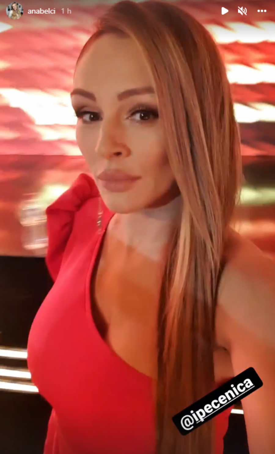 USKA CRVENA HALJINA POMUTILA RAZUM! Anabela Atijas se na snimanju emisije pojavila u kratkoj toaleti koja je ocrtavala savršenu liniju!