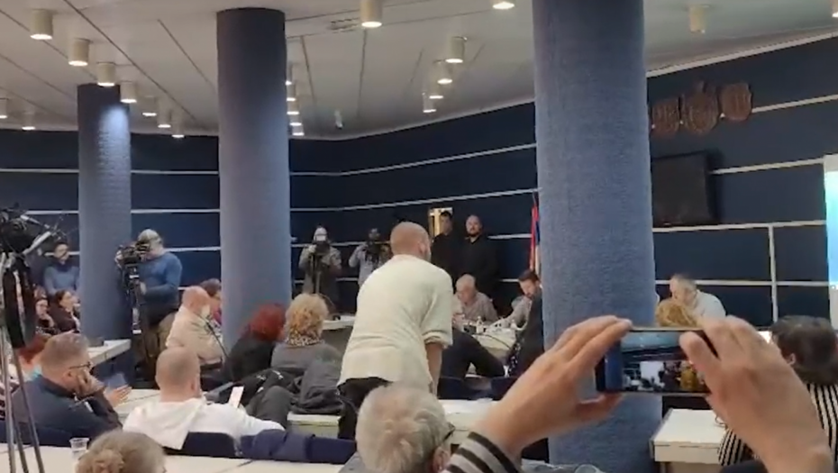 TEROR POLITIČKE MANJINE Lažni ekolozi ponovo blokirali rad GUP: Urlali, zviždali i divljali, a direktora Urbanizma polili vodom (VIDEO)