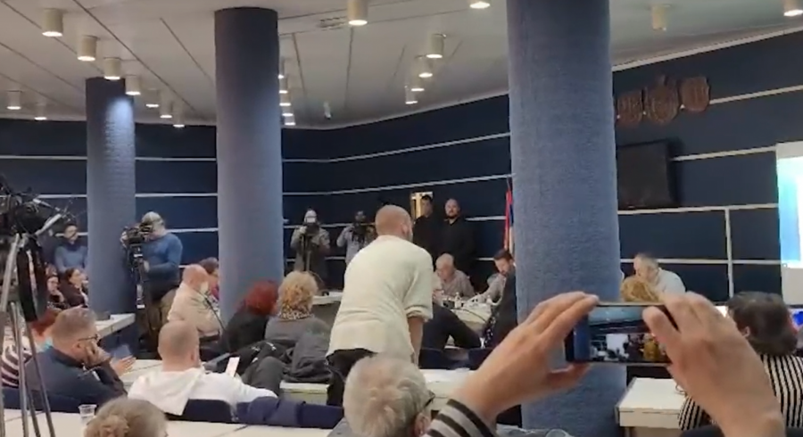 TO SU CIRKUZANTI Gradonačelnik Novog Sada Miloš Vučević o incidentu: Njih urbanizam i ne zanima, dođu da polivaju vodom