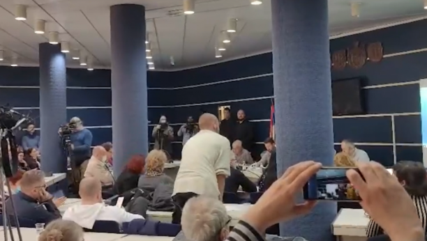 TEROR POLITIČKE MANJINE Lažni ekolozi ponovo blokirali rad GUP: Urlali, zviždali i divljali, a direktora Urbanizma polili vodom (VIDEO)