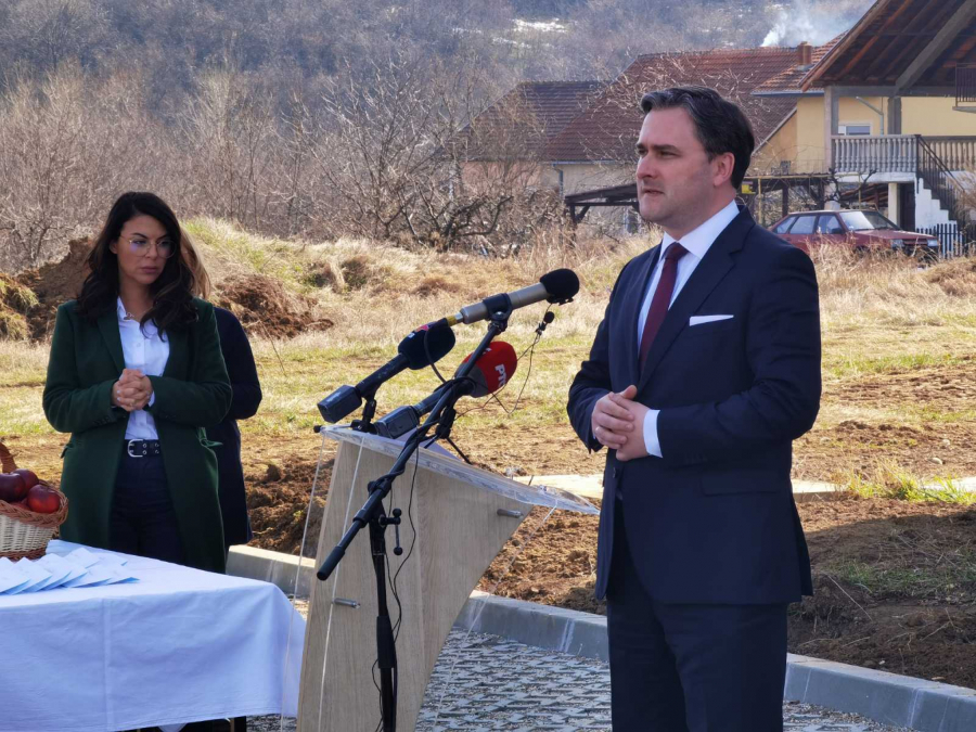 STANOVI ZA IZBEGLE IZ HRVATSKE Ministar Selaković u Prokuplju uručio ključeve za 20 porodica