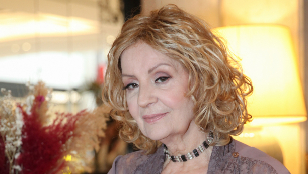 NE VALJA DA PEVAŠ U GAĆAMA Lepa Lukić održala bukvicu pevačici, objasnila joj i šta nikako ne bi trebalo da radi