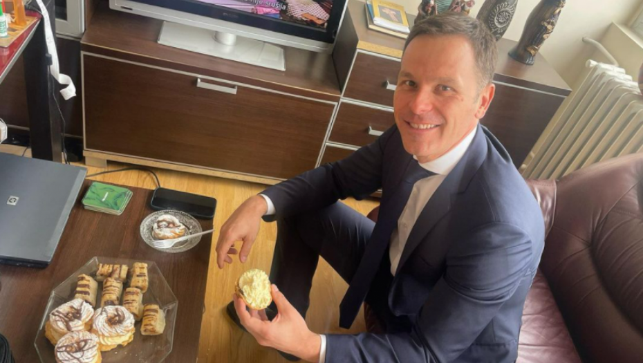 DOMAĆINI IZNENADILI MINISTRA NJEGOVIM OMILJENIM SLATKIŠEM "Kratki predah uz princes krofne u Čačku" (FOTO)