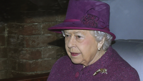 ZAŠTO JE KRALJICA ELIZABETA NOSILA SAMO JARKE BOJE Razlog je dirljiv, svaka kombinacija imala jedinstven broj