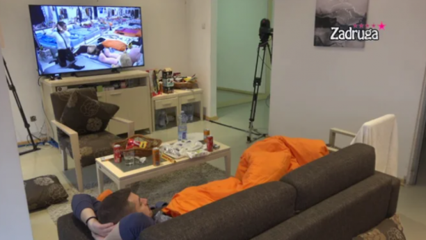 NE SKIDA POGLED SA LJUBAVNICE! Gruja opsednuto prati svaki Mimin korak, da li je doneo odluku?!