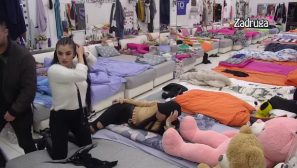 NE SKIDA POGLED SA LJUBAVNICE! Gruja opsednuto prati svaki Mimin korak, da li je doneo odluku?!