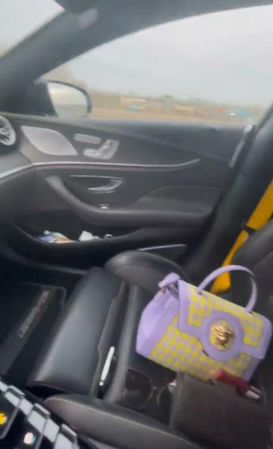 DETALJ NA SUVOZAČEVOM MESTU BODE OČI! Dara Bubamara izdvojila čak 2.000 evra za ovaj luksuz! (FOTO)